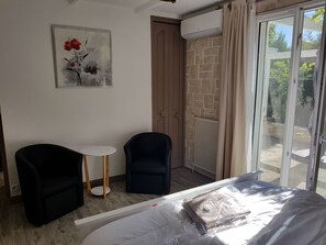 3 slaapkamers, een bureau, een strijkplank/strijkijzer, reisbedje