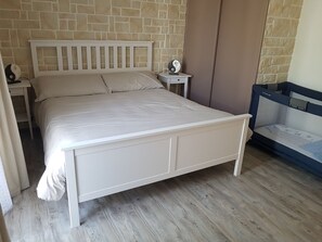 3 habitaciones, escritorio y tabla de planchar con plancha 
