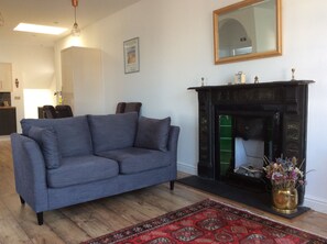 Smart TV, fireplace, books - YR HEN  FANC (THE OLD BANK) (Aberaeron)