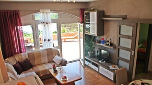 Una sala de estar con un sofá, una mesa de centro y un comedor con mesa y sillas.