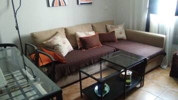 Een smart-tv en boeken