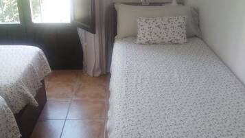 1 chambre, bureau, fer et planche Ă repasser, draps fournis