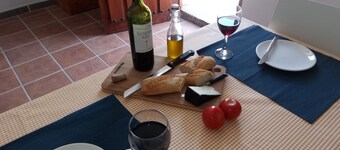 Charming self contained apartment 58m square in the center of Moclin