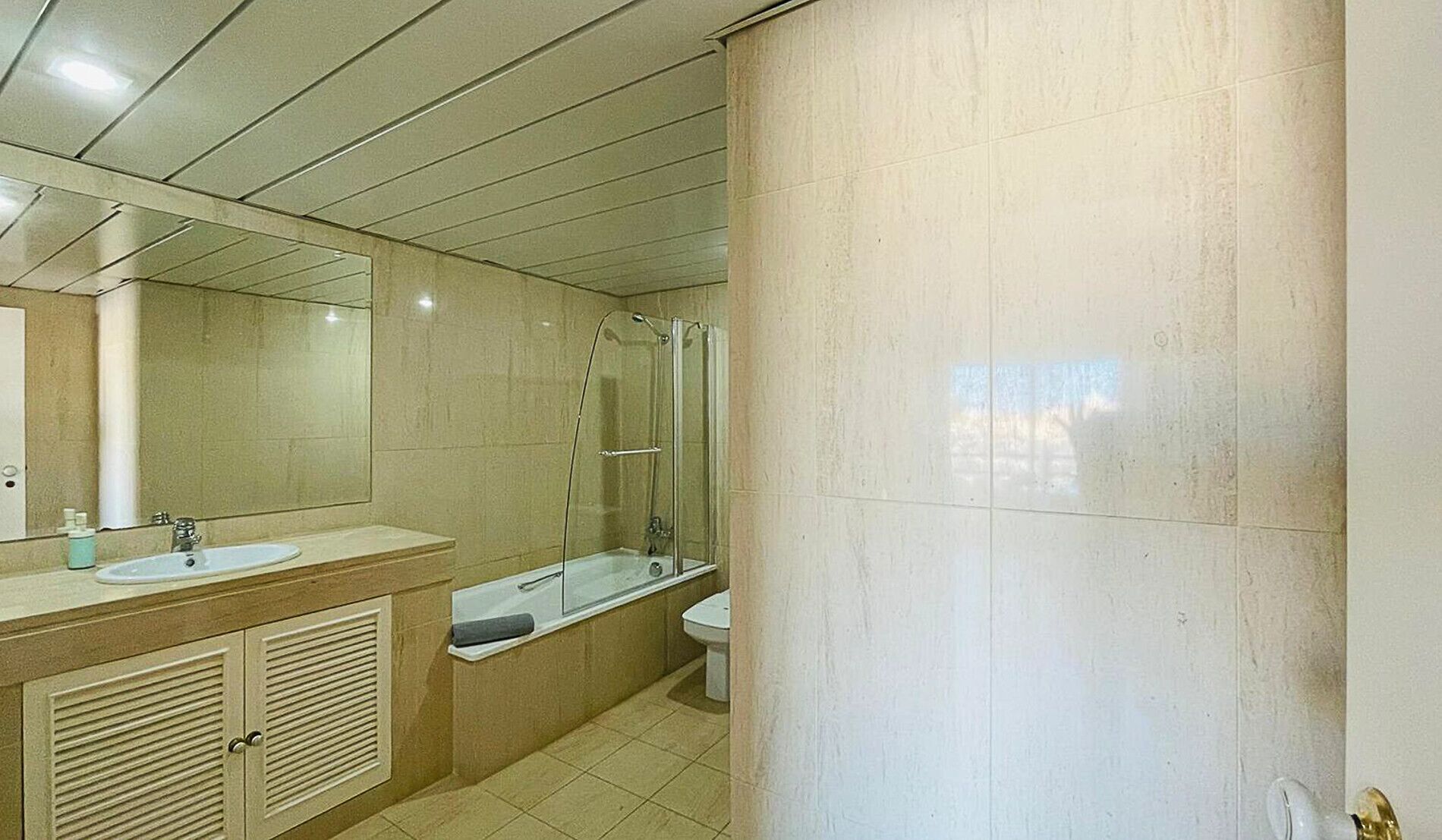 Tina con regadera, secadora de cabello, toallas 