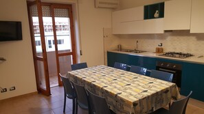 Réfrigérateur, four, plaque de cuisson