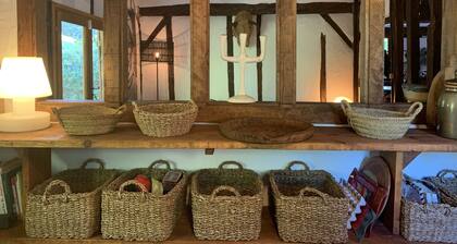 Ferme traditionnelle française, joliment rĂ©novĂ©e avec une piscine dans la forĂȘt