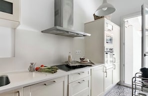 Frigorífico, microondas, horno y placa de cocina