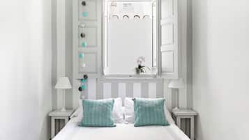 3 quartos, escrivaninha, ferros/tábuas de passar roupa, berço de viagem