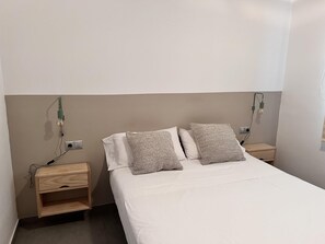 3 habitaciones, tabla de planchar con plancha, internet y ropa de cama