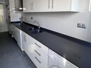 Kühlschrank, Mikrowelle, Ofen, Geschirrspüler