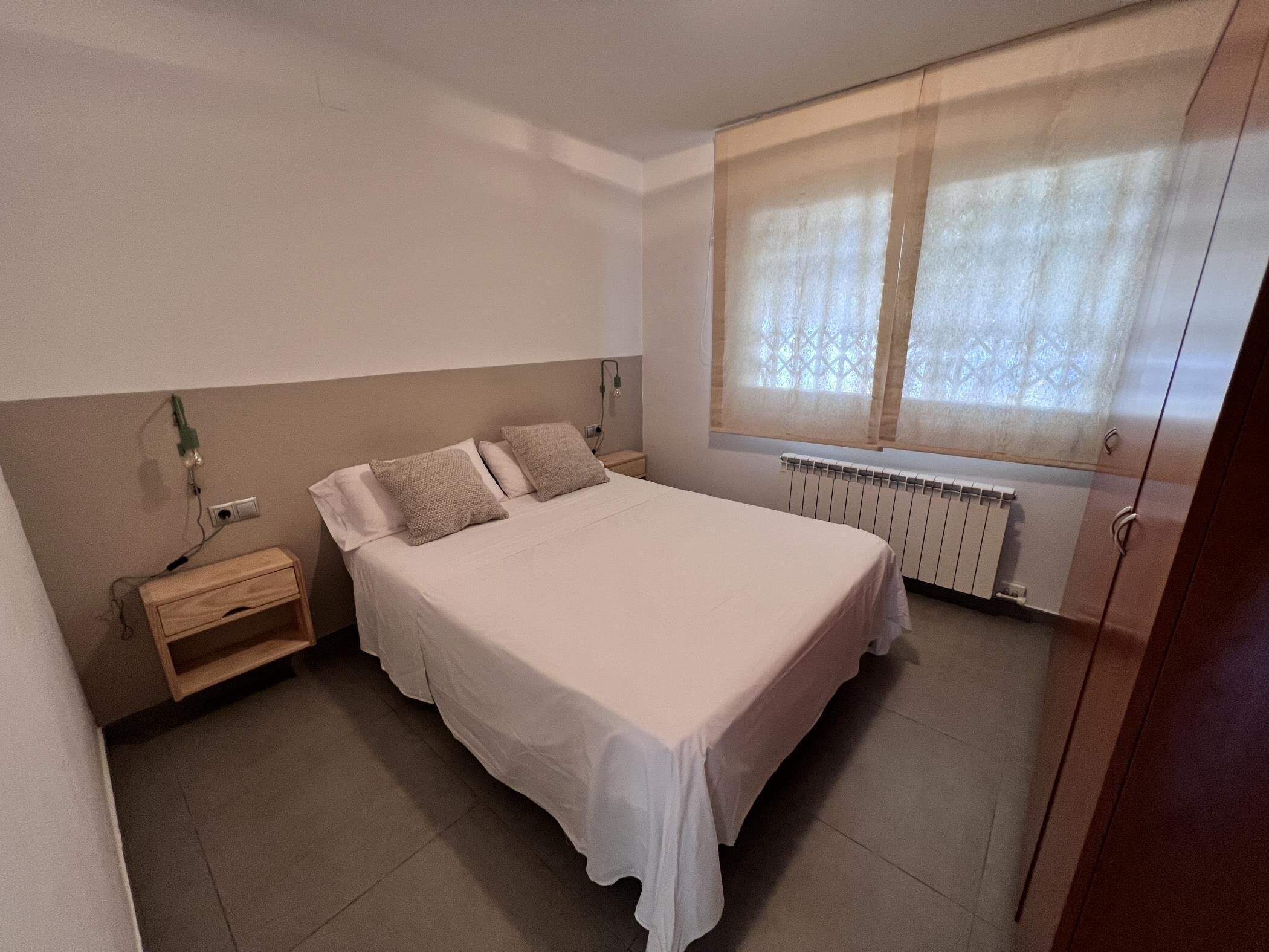 3 bedrooms, iron/ironing board, internet, bed sheets