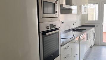 Een koelkast, een magnetron, een oven, een vaatwasser