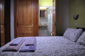 4 slaapkamers, een strijkplank/strijkijzer, reisbedje, gratis wifi