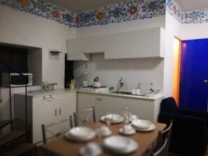 Kühlschrank, Mikrowelle, Wasserkocher mit Kaffee-/Teezubehör