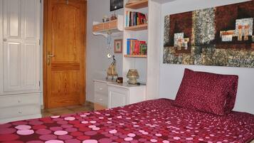 2 slaapkamers, een bureau, een strijkplank/strijkijzer, reisbedje