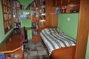 2 chambres, bureau, fer et planche à repasser, lit parapluie