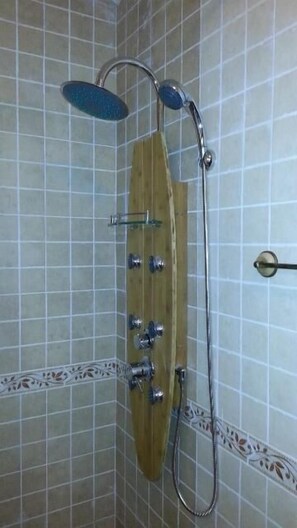 Ensemble douche/baignoire, baignoire à jets, sèche-cheveux, bidet
