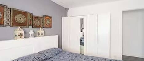 デスク、アイロン / アイロン台、WiFi (無料)、ベッドシーツ