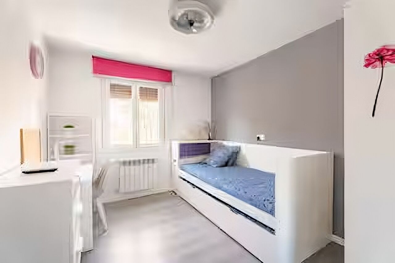 Een bureau, een strijkplank/strijkijzer, gratis wifi, beddengoed