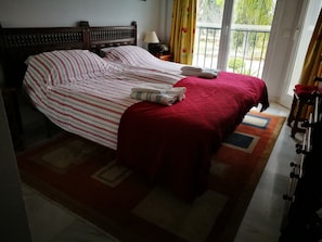 2 chambres, fer et planche à repasser, Wi-Fi, draps fournis