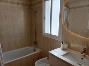 Combined shower/bathtub, hair dryer, bidet, towels - BESIDE BEACH  APARTMENT 3 BEDROOMS SOUTH SEA VIEWS IN  BENALMADENA COSTA. MALAGA (Benalmádena)