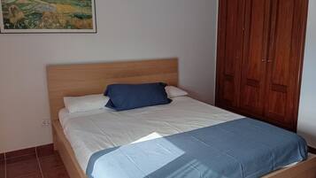 3 slaapkamers, een strijkplank/strijkijzer, beddengoed