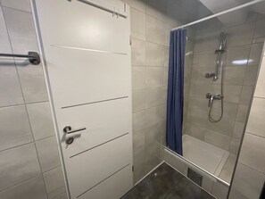 Regadera, secadora de cabello, toallas, shampoo