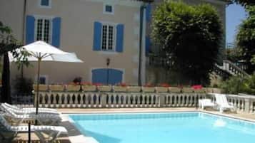 Outdoor pool, a heated pool