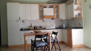 Refrigerador, horno, parrilla de estufa y cafetera y tetera 
