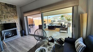 Smart TV, DVD player, table tennis, video library