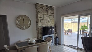 Smart TV, DVD player, table tennis, video library - Great Terrace and perfect view in Vouliagmeni (Vouliagmeni)