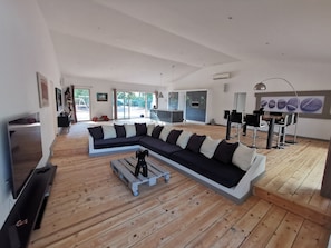 Smart TV, chimenea, reproductor de DVD y tenis de mesa