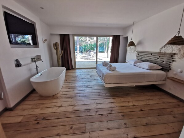 5 bedrooms, in-room safe, desk, iron/ironing board