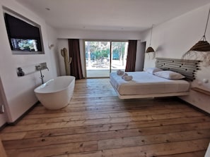 5 habitaciones, caja de seguridad en la habitación y escritorio