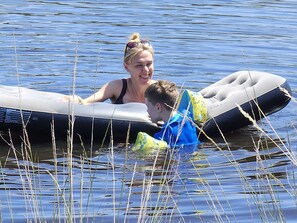 Eine Person in einem Floß auf dem Wasser.