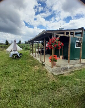 Terrace/patio - Go wild Cabin Camping & Fishing Private Lake & Forest. Dog Heaven ! (Saint-Vincent-Jalmoutiers)