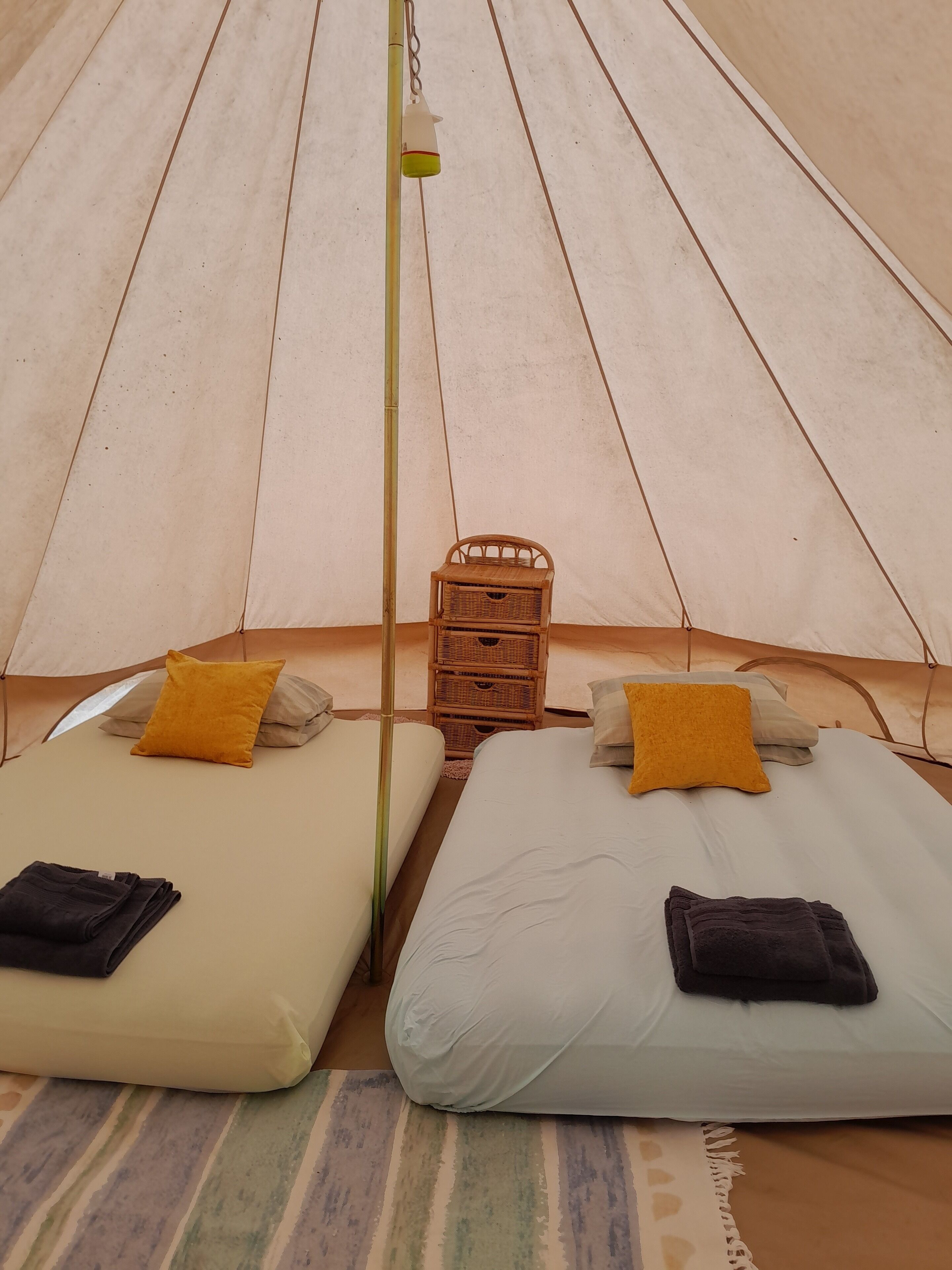 1 多间卧室、办公桌、床单