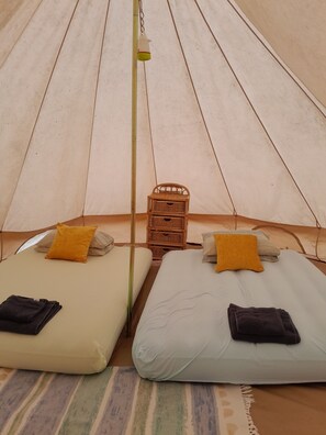 1 bedroom, desk, bed sheets - Go wild Cabin Camping & Fishing Private Lake & Forest. Dog Heaven ! (Saint-Vincent-Jalmoutiers)