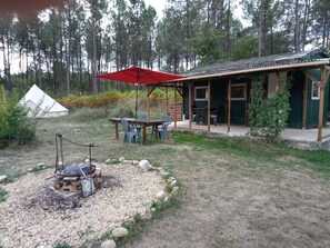 Outdoor dining - Go wild Cabin Camping & Fishing Private Lake & Forest. Dog Heaven ! (Saint-Vincent-Jalmoutiers)