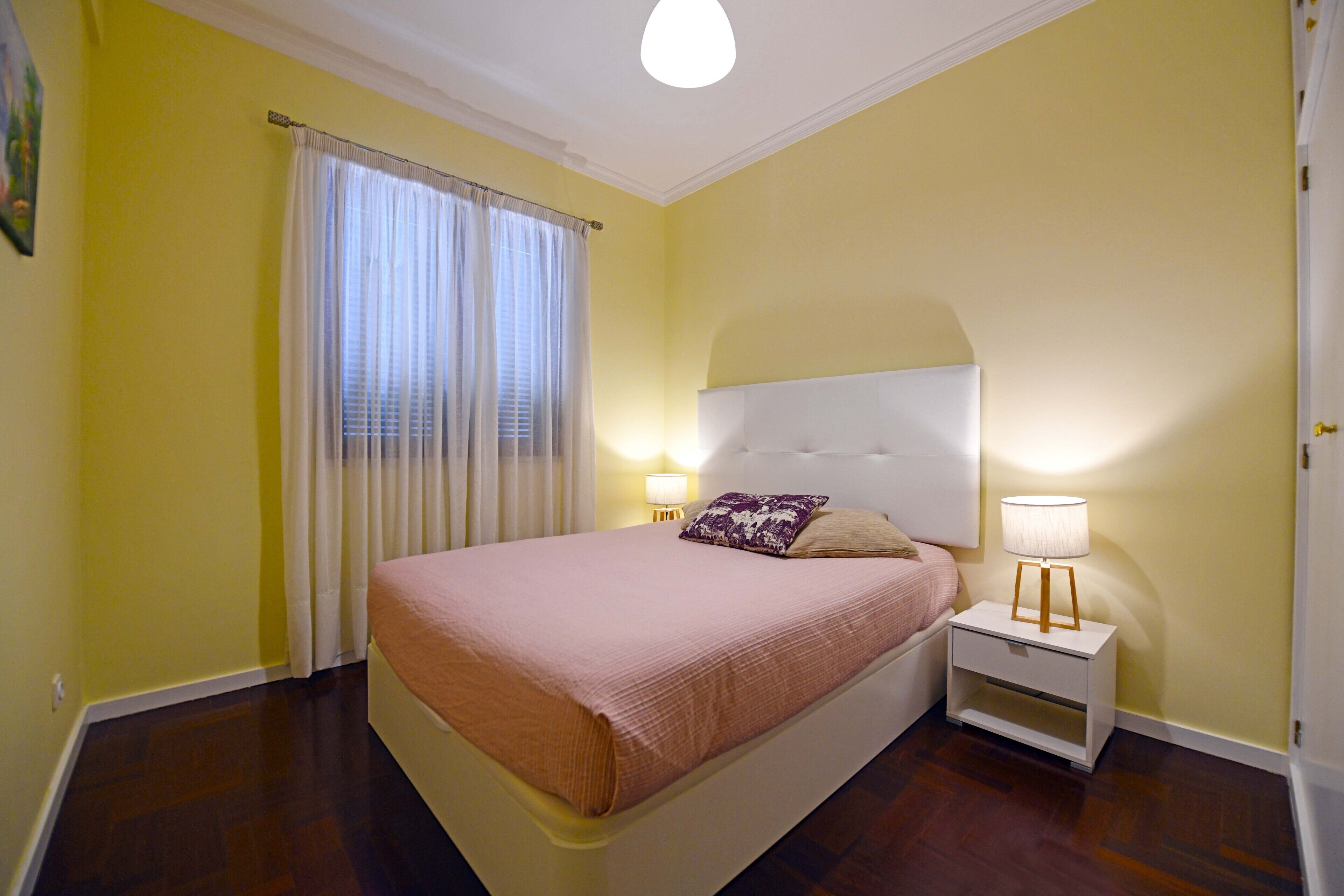 3 habitaciones, escritorio, tabla de planchar con plancha y internet 