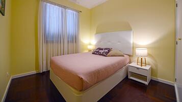 3 habitaciones, escritorio, tabla de planchar con plancha y internet