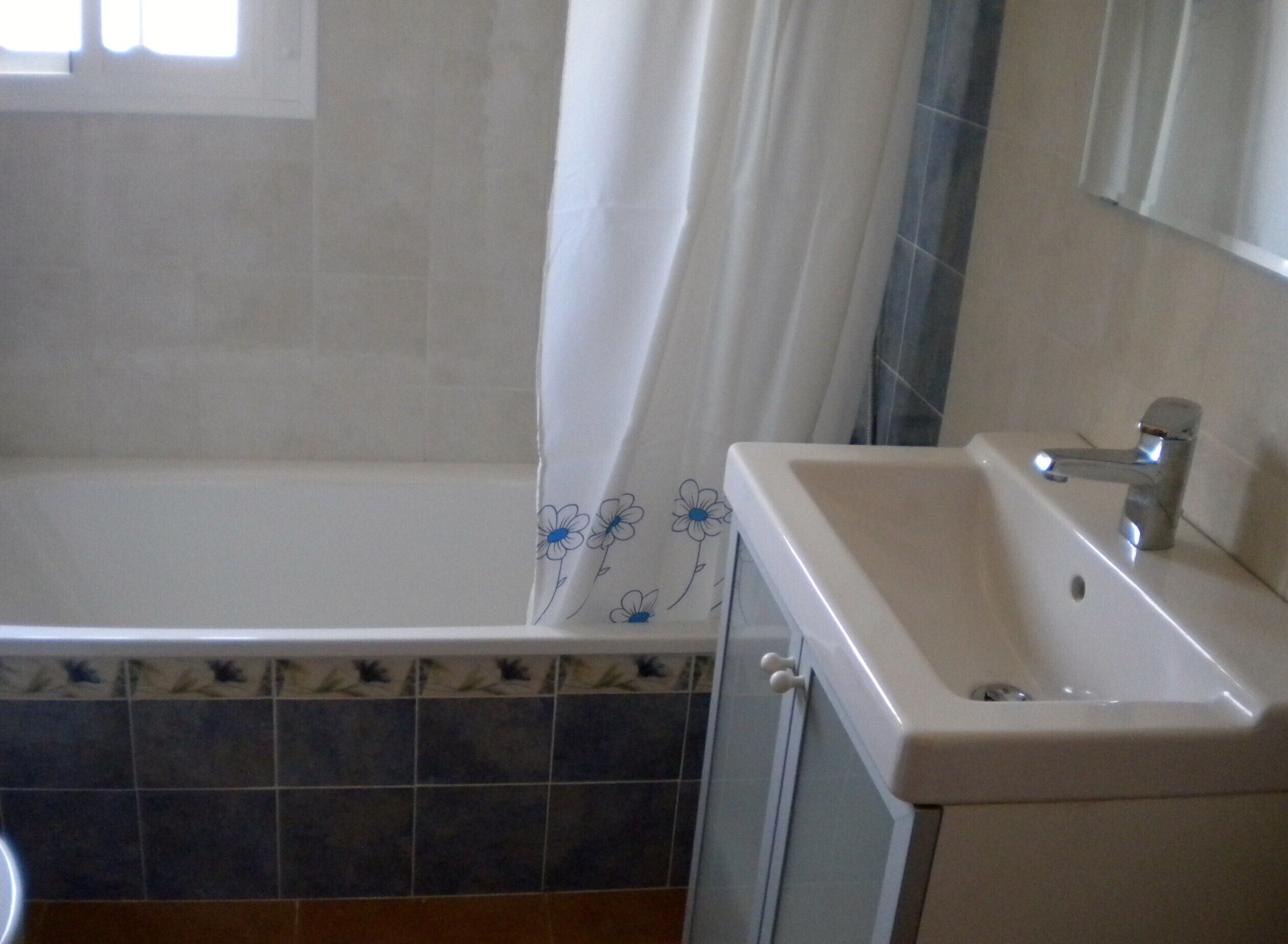 Duschwanne, Haartrockner, Handtücher, Seife