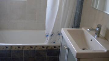 Duschwanne, Haartrockner, Handtücher, Seife