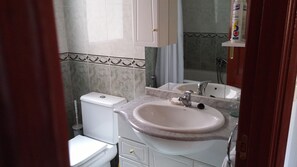 Combined shower/tub, hair dryer, bidet, towels - In ALDEA REAL, house ROSA (Aldea Real)