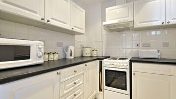 Jääkaappi, mikroaaltouuni, uuni, liesi