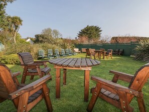 Outdoor dining - 4 Star Apartment with Balcony & Stunning Sea Views just 200meters from the beach (Padstow)