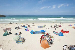 Una spiaggia nelle vicinanze