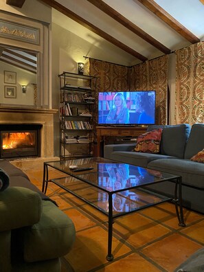 Smart TV, chimenea, reproductor de DVD y tenis de mesa