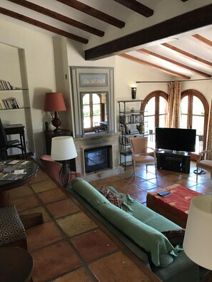 Smart TV, fireplace, DVD player, ping pong
