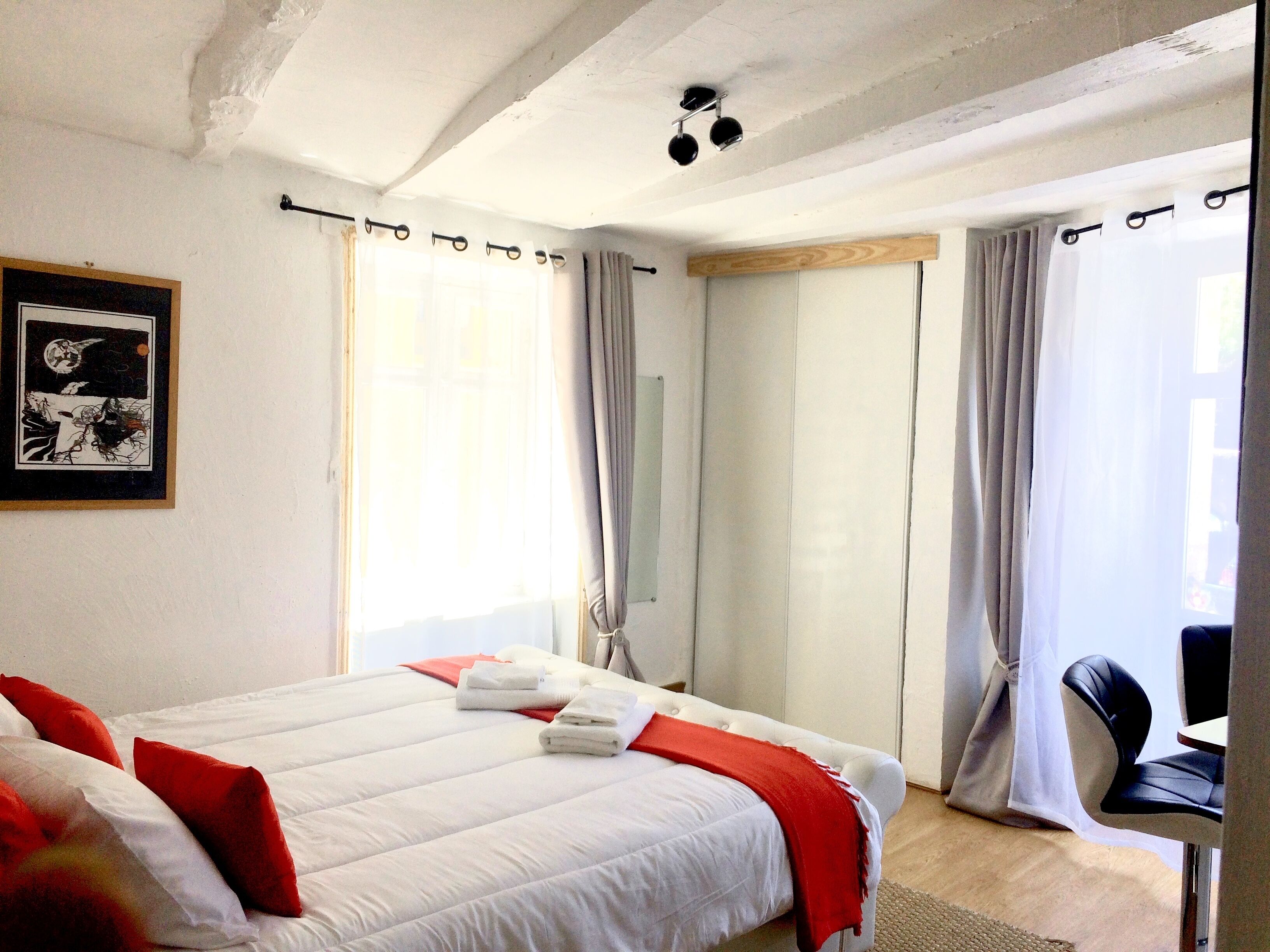 1 habitación, tabla de planchar con plancha, wifi gratis y ropa de cama 